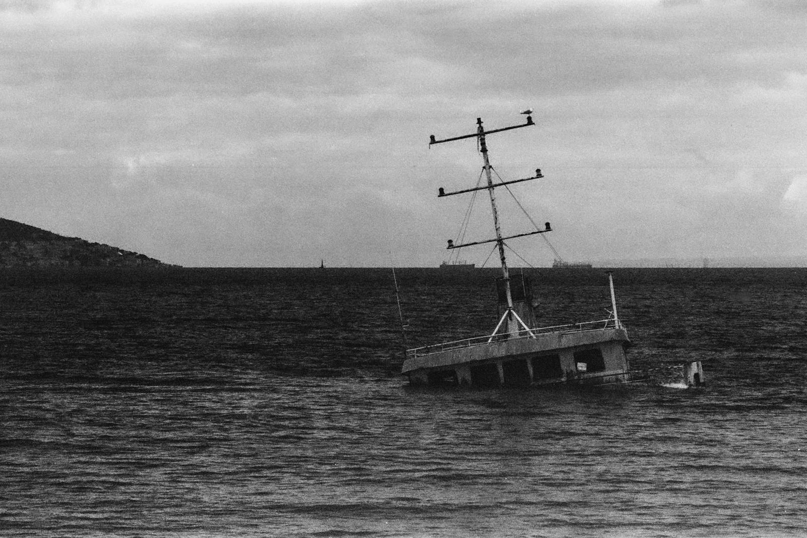 Sinking ship symbolizing we should work on escaping the pension trap as soon as possible